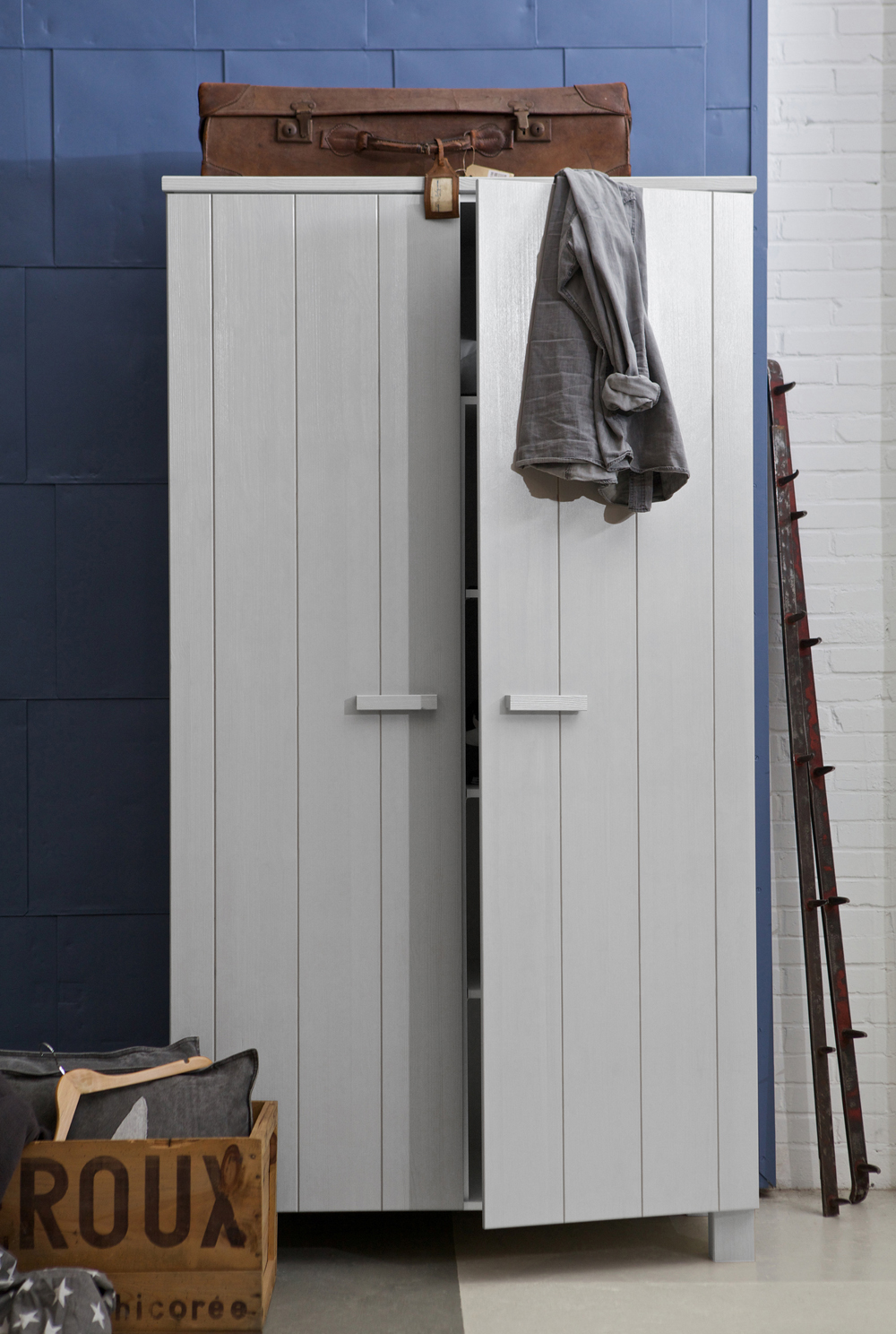 woood Kleiderschrank DENNIS Schrank Kiefer betongrau grau