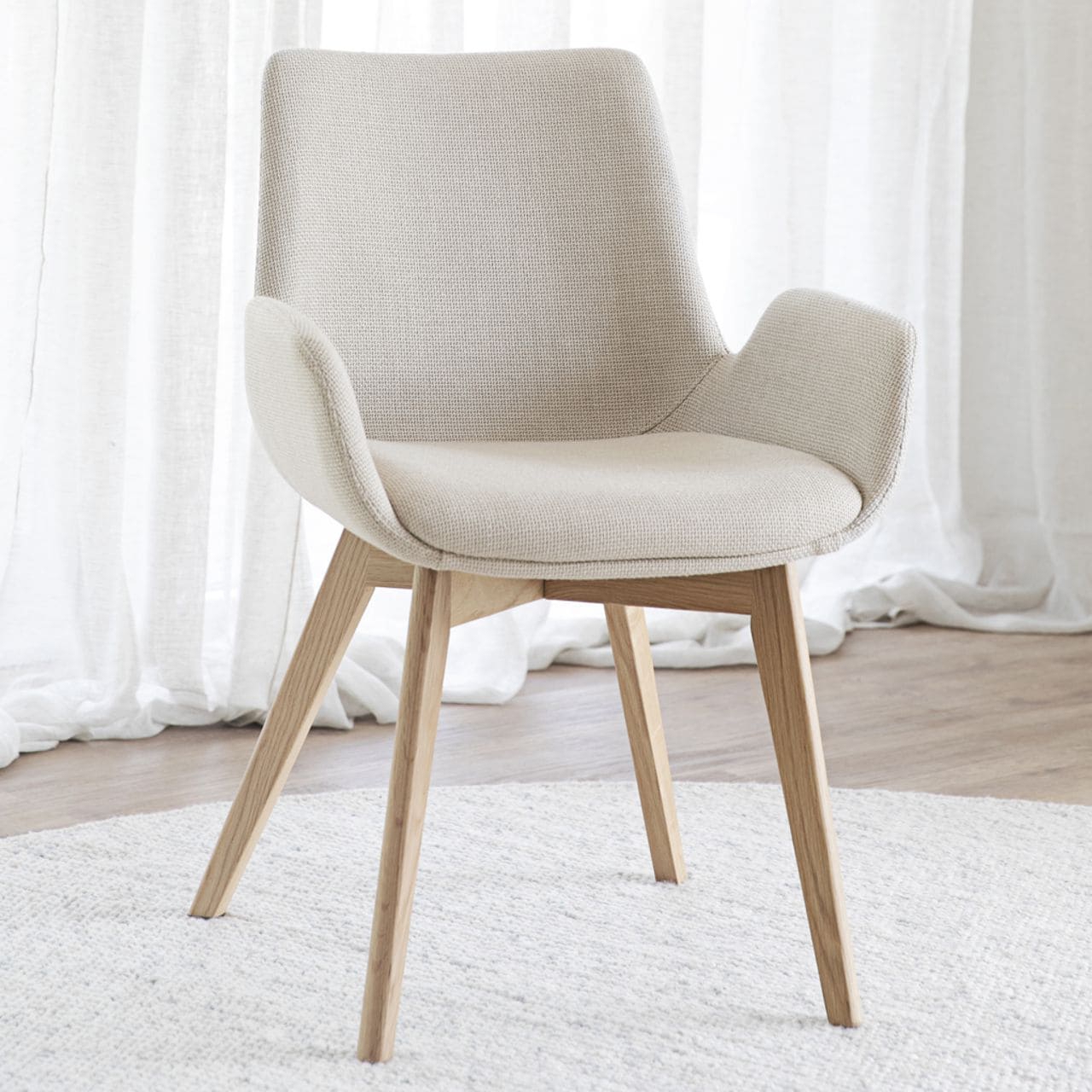 Stuhl DREAM mit Armlehnen beige Beine aus Eiche