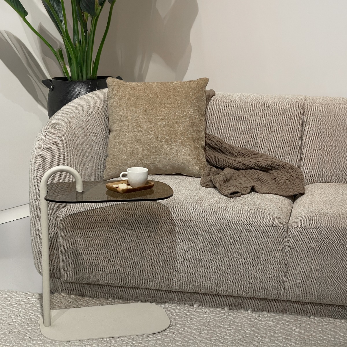 Zeitungsständer Amy H 65 cm Glas Ablagefläche Metall beige Beistelltisch