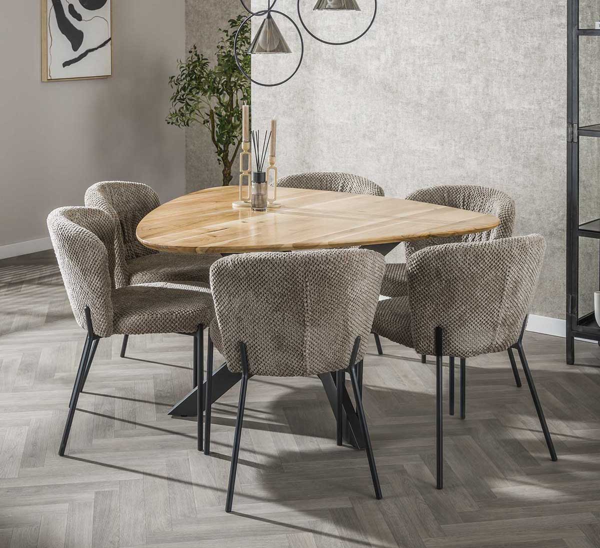Esstisch TRIGO dreieckige Form Akazie 135 x 135 cm