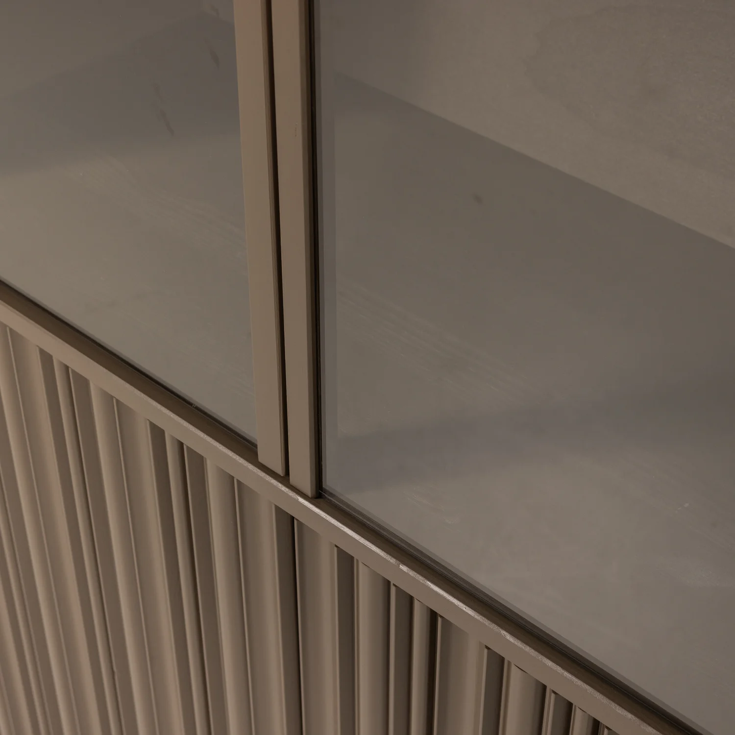 Vitrinenschrank NOVA H 172 cm mit 4 Türen Kiefer Massivholz trüffelbraun