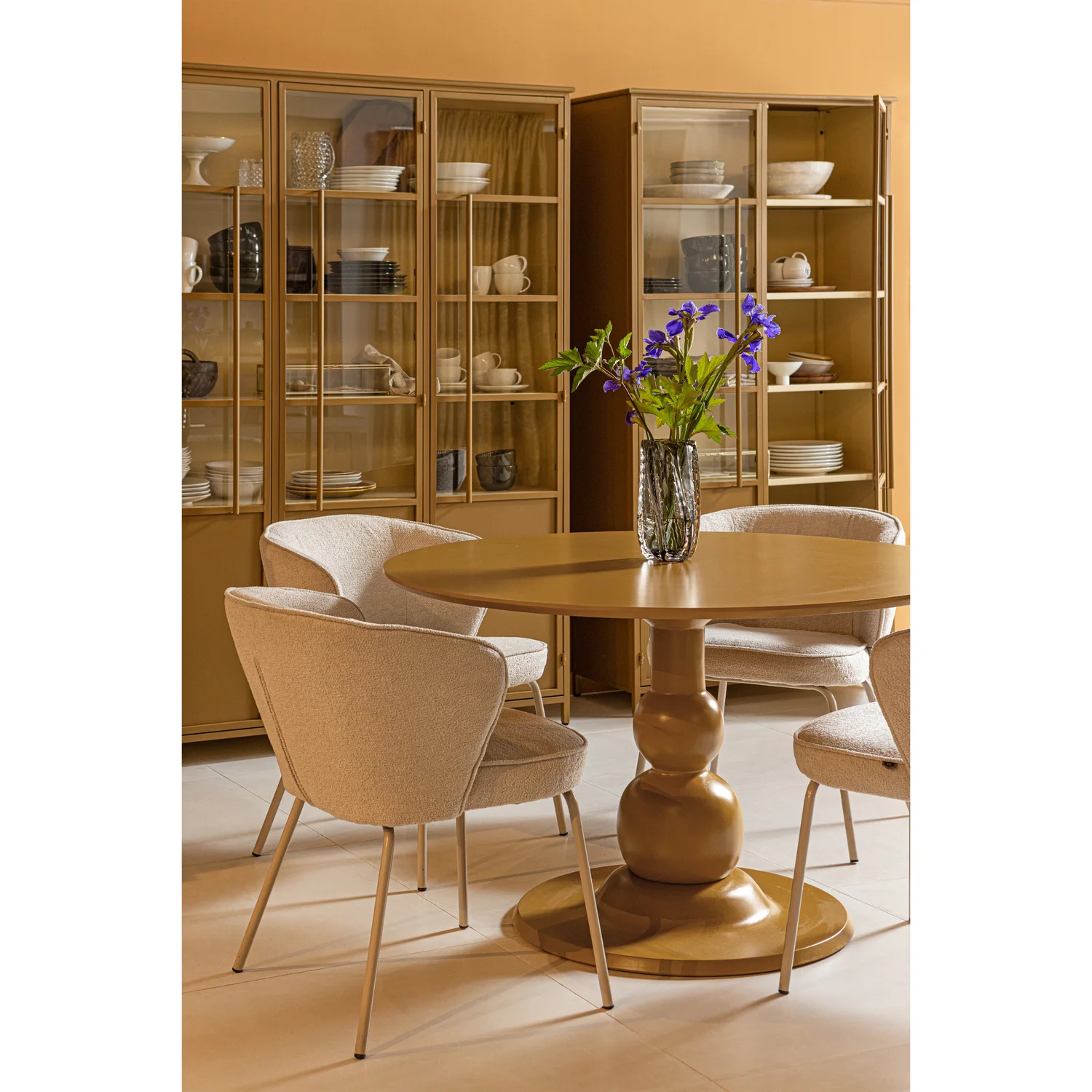 Vitrine Schrank EXHIBIT XL 3-türig Metall matt honiggelb