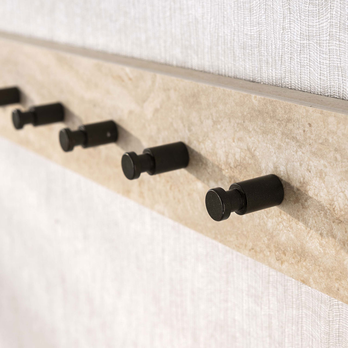 Wandgarderobe LORENZO B 80 cm Keramik Travertin mit 8 Haken bronzefarben