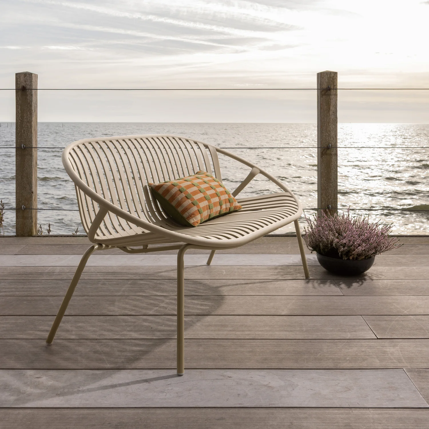 Outdoor 2 Sitzer Gartenbank BRUCE 131 cm Metall sandfarben