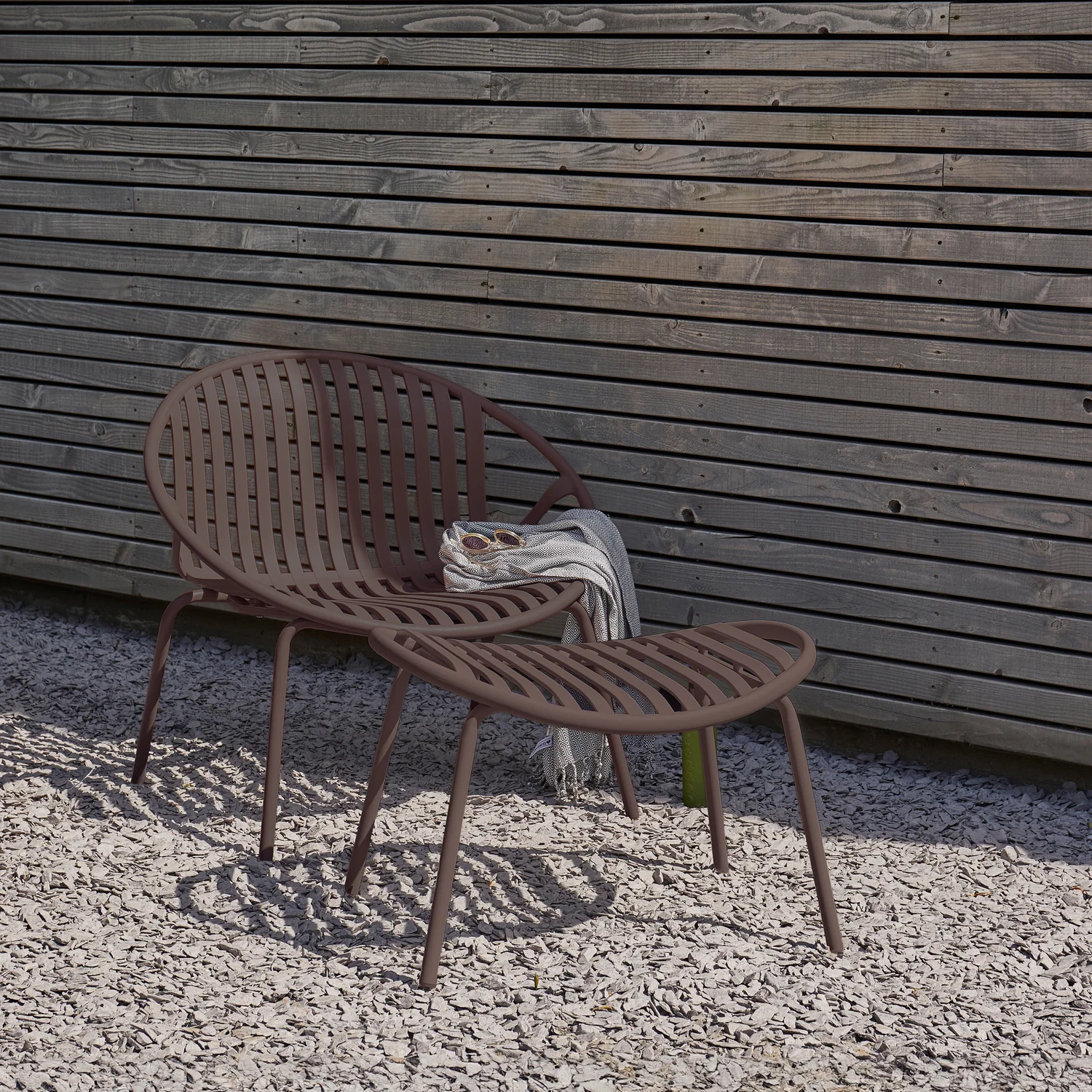 Outdoor Lounge Sessel BRUCE mit Hocker Metall lila braun Gartensessel