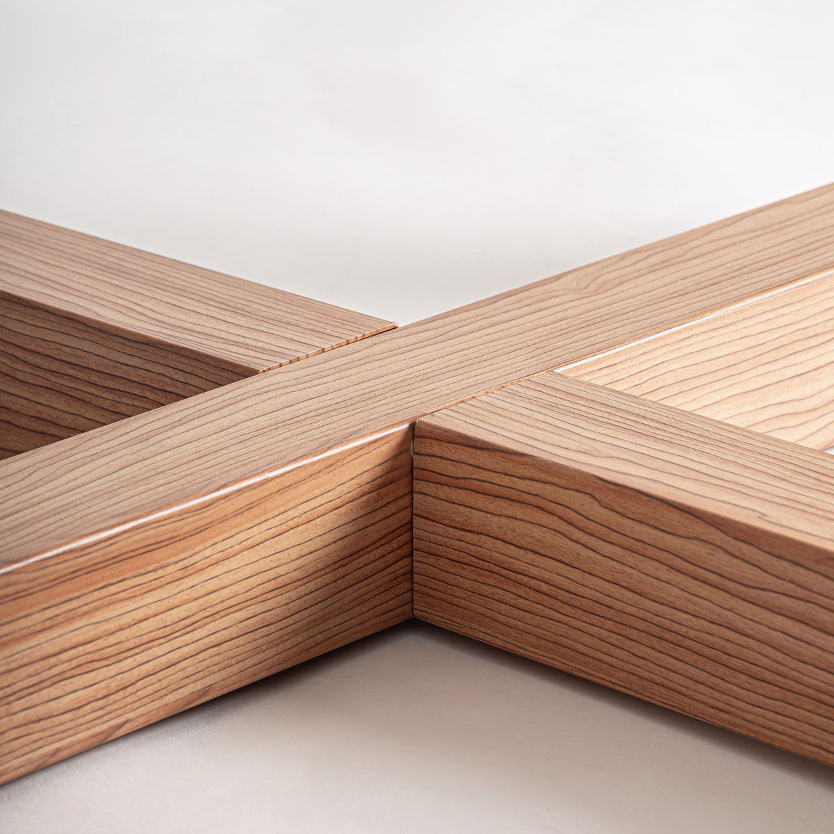 Esstisch KOSHENA rund Ø 152 cm cremeweiße Betonplatte- Aluminiumgestell 