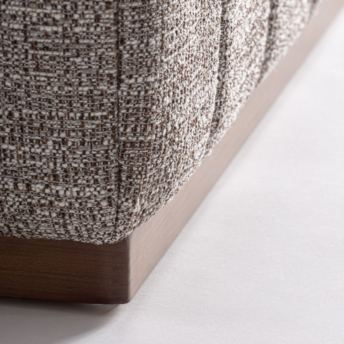 Fußbank Truhe ONTORIA 143 cm Eschenholz Stoff grau Bettbank Aufbewahrungstruhe