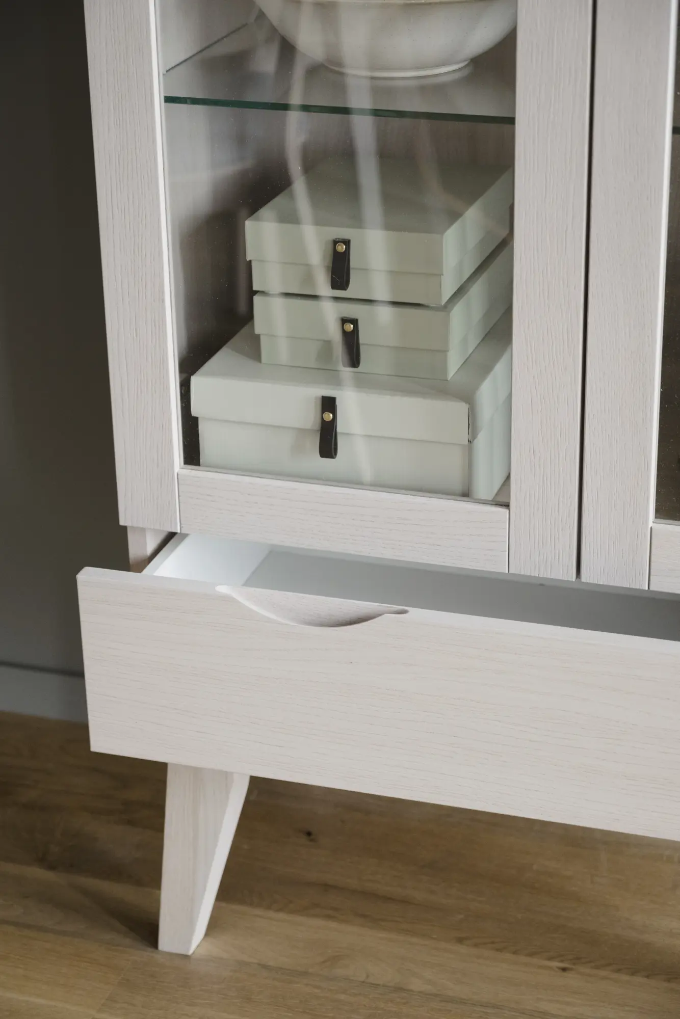 Vitrinenschrank VLIPPA H 185 cm mit 2 Türen Eiche white wash