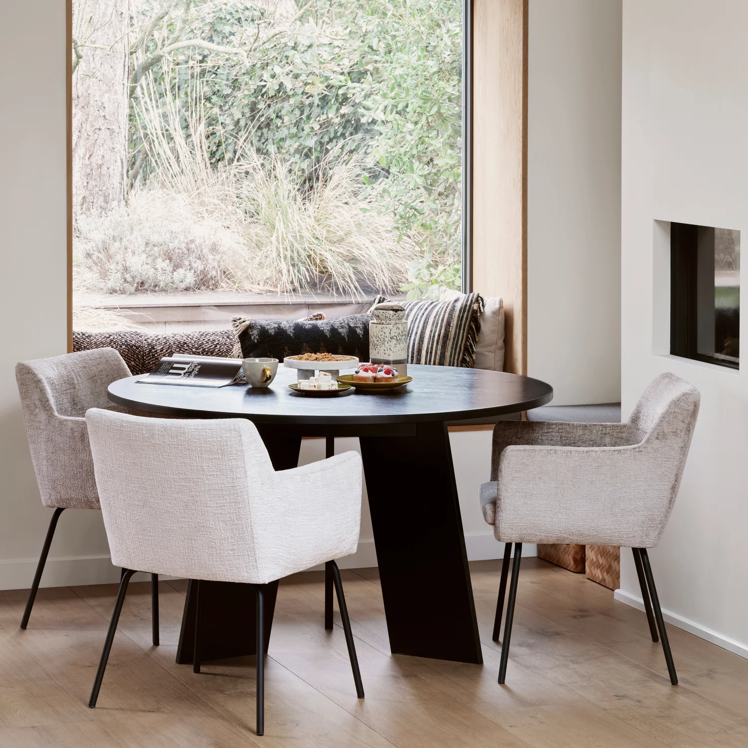 Esstisch FRIES Ø 129 cm Eiche Massivholz blacknight