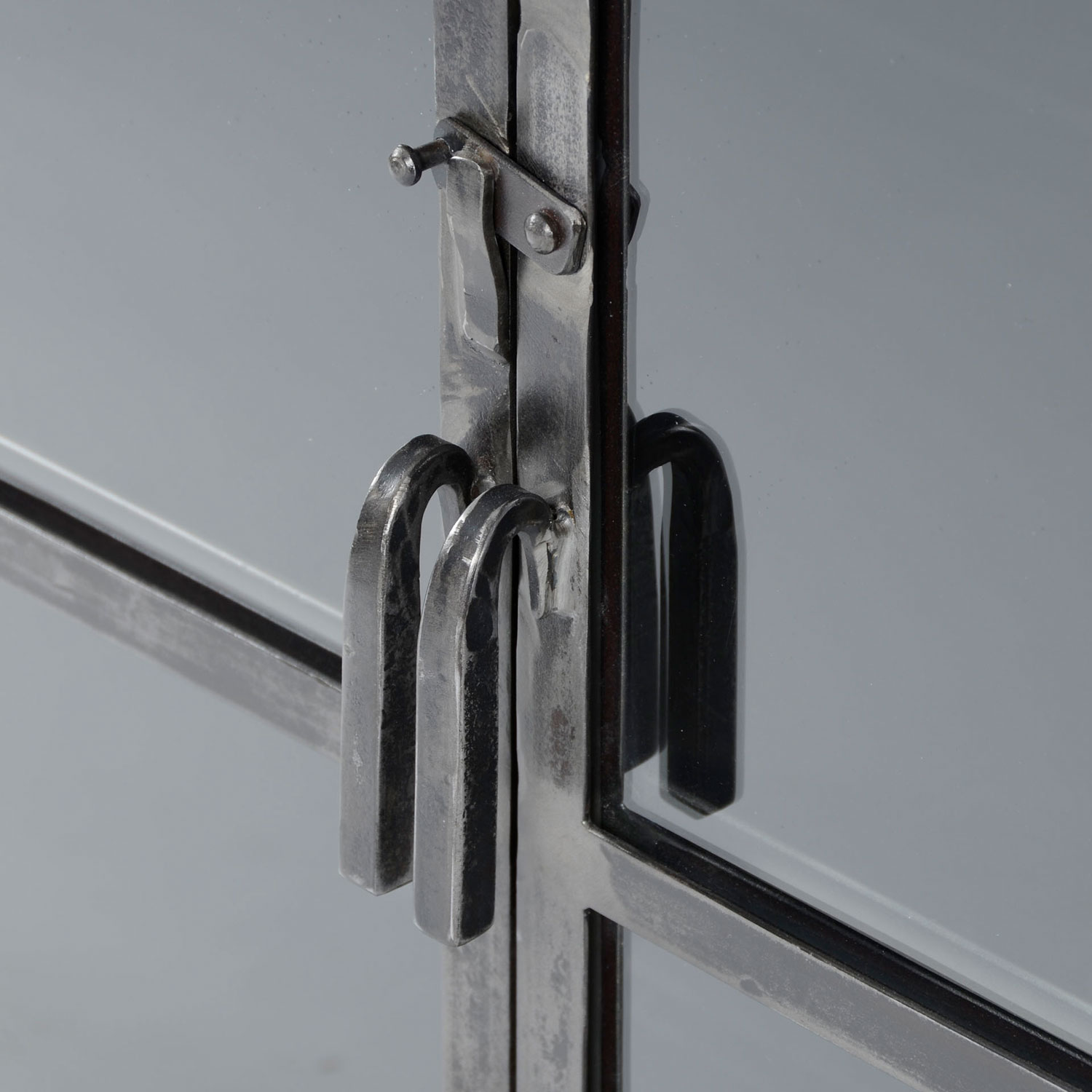 Industrie Glas Vitrine GUNS H 190 cm Metall schwarz