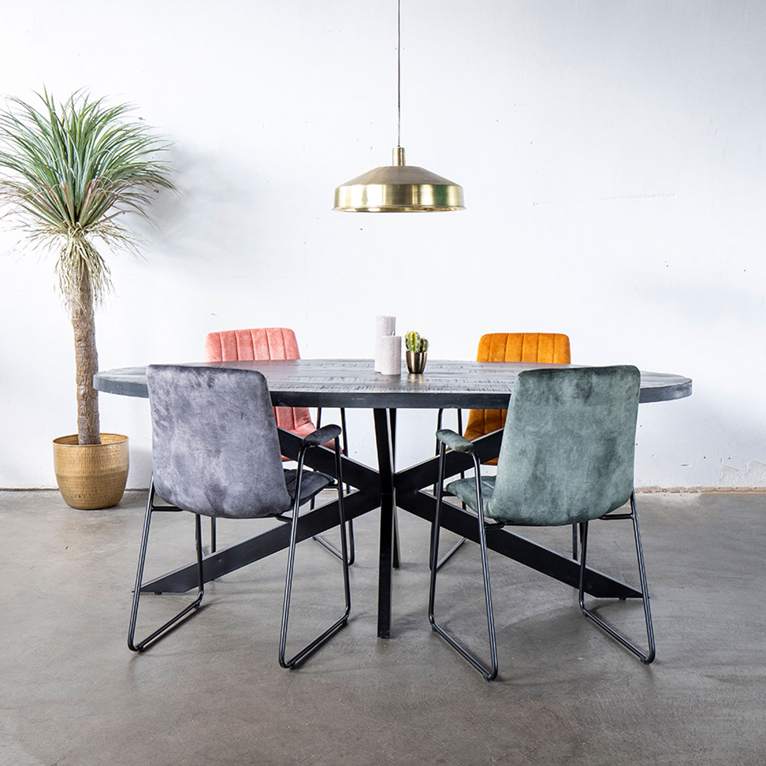 Esstisch MORAN oval 180 x 100 cm Mangoholz schwarz