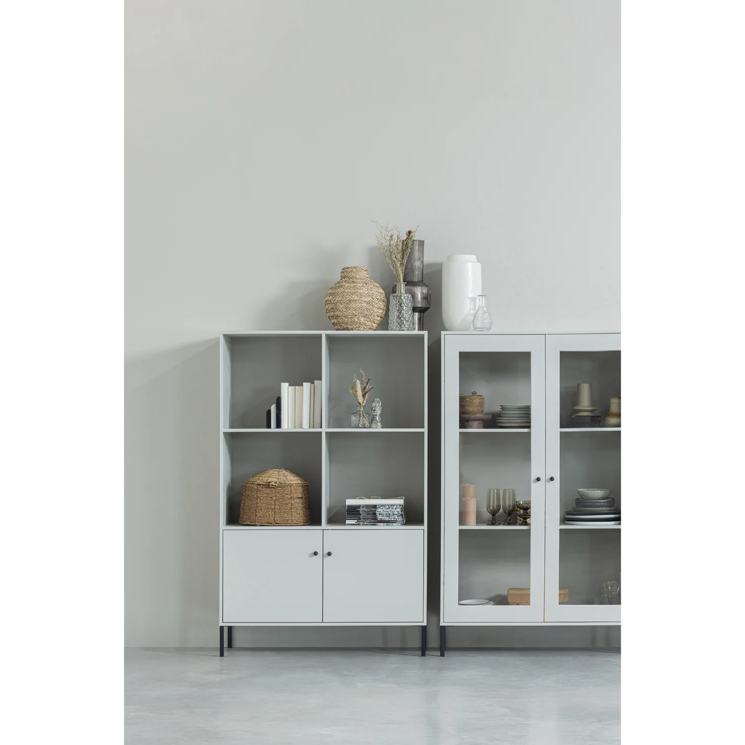 woood Vitrinenschrank XAM H 155 cm Schrank Holzschrank Kiefernholz wolkengrau