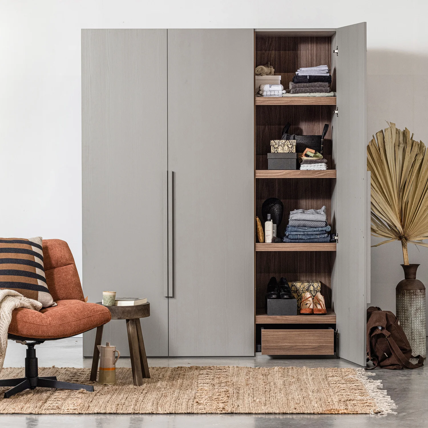 Kleiderschrank RENS B 165 cm 3-türig Nussbaumfurniers hellgrau