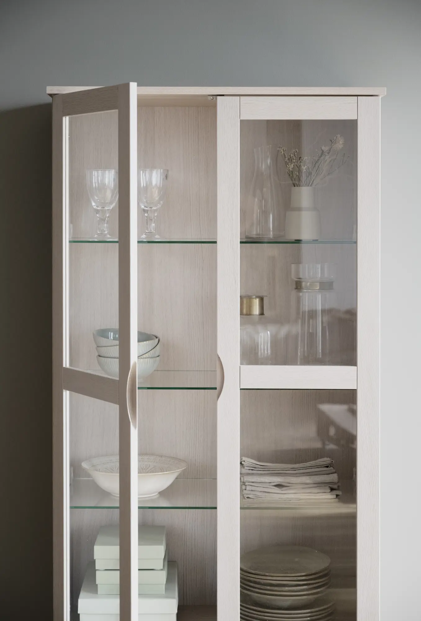 Vitrinenschrank VLIPPA H 185 cm mit 2 Türen Eiche white wash