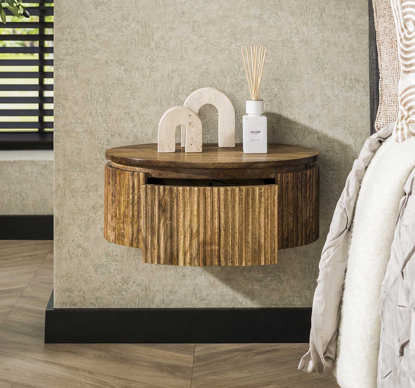 Hängender Nachttisch SWELL rund mit 1 Schublade aus Mangoholz