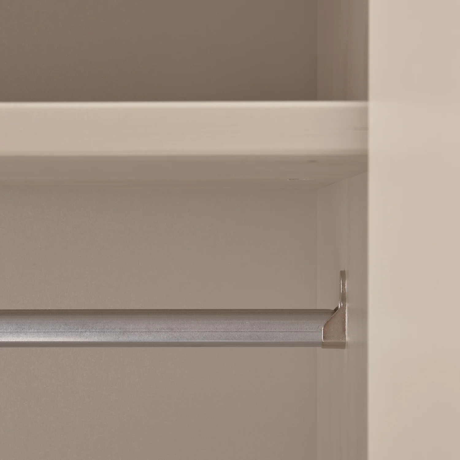 Kleiderschrank RAIN II B 110 cm 2-türig Kleiderstange Kiefernholz staubgrau Aufbewahrungsschrank