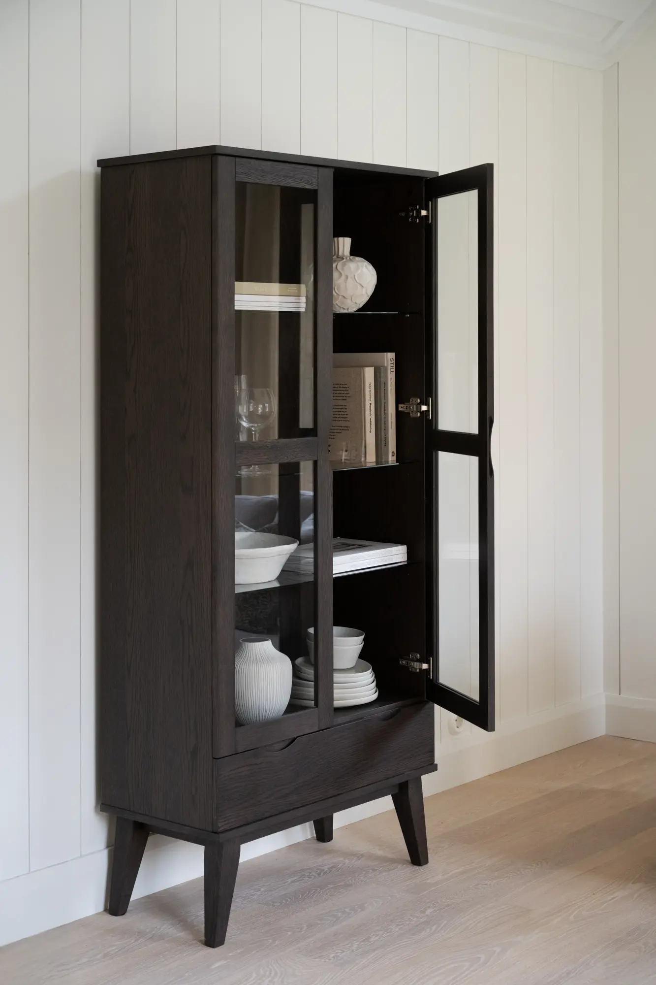 Vitrinenschrank VLIPPA H 185 cm mit 2 Türen Eiche dunkelbraun