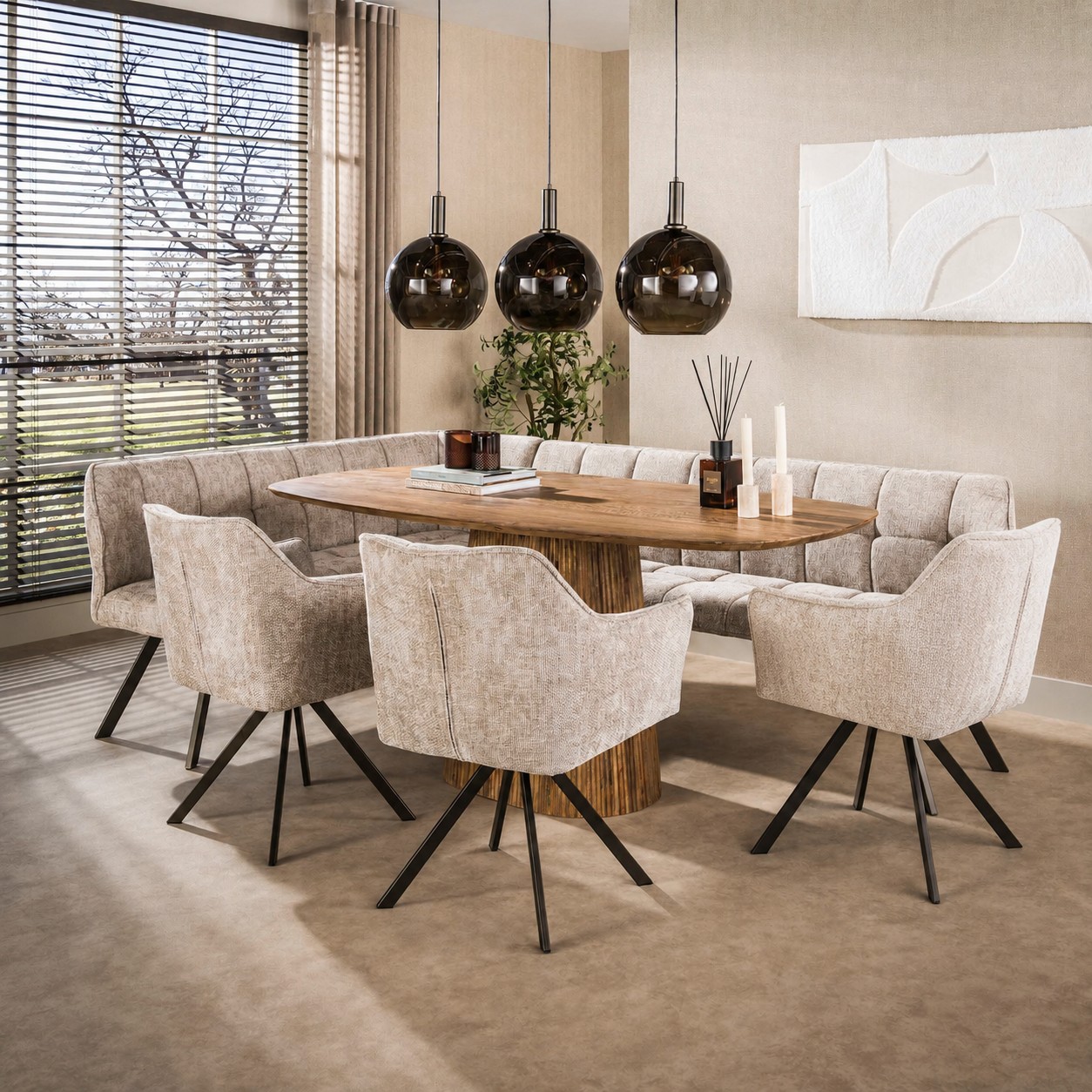 Moderne Essgruppe mit ovalem Mangoholz Esstisch, Eckbank links und 3 drehbaren Chenille Stühlen in Sand