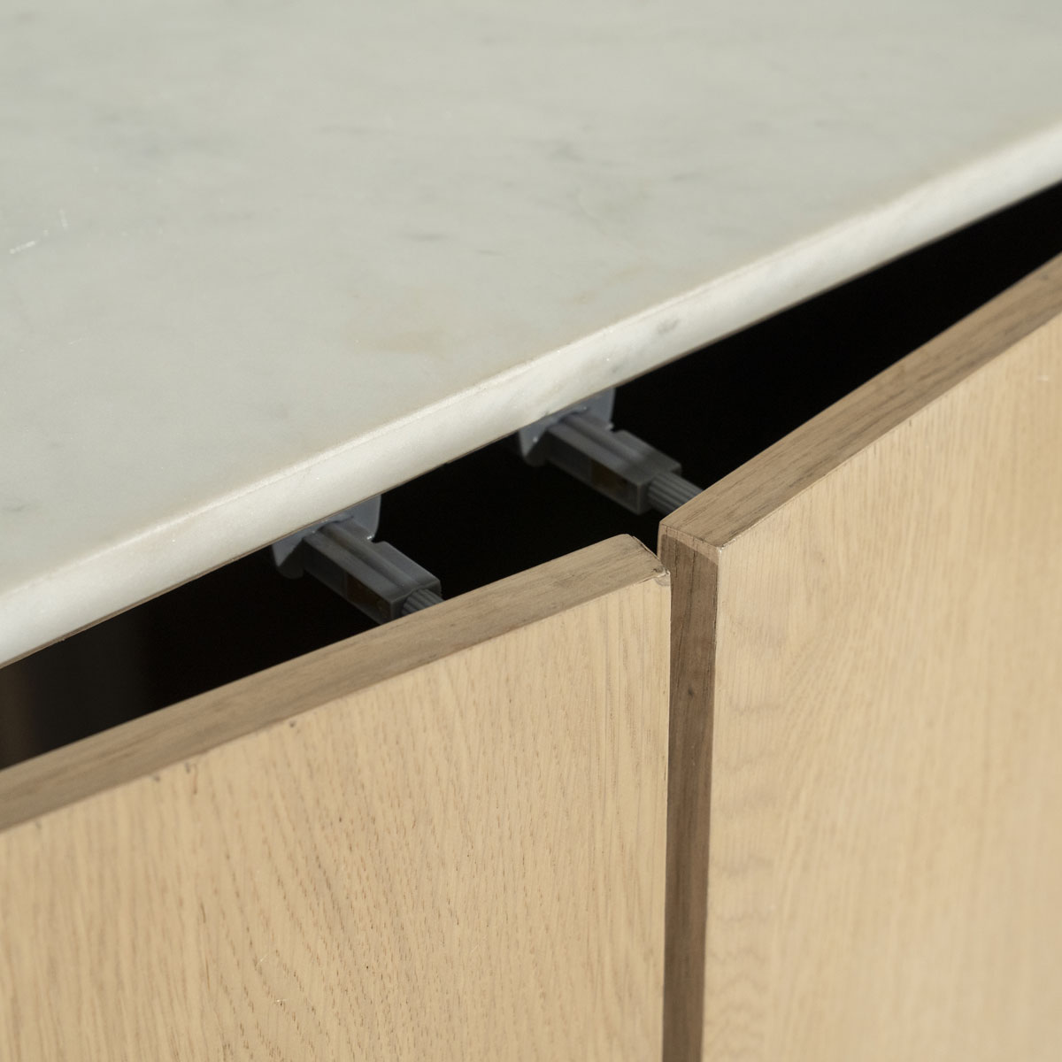 Highboard Don mit 2 Türen Eiche Holz Furnier hellbraun Marmor