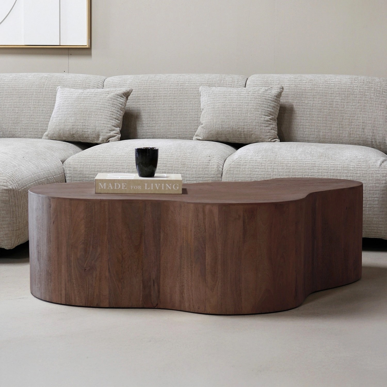 Couchtisch LEONOR 129 x 84 cm organisch Mangoholz braun