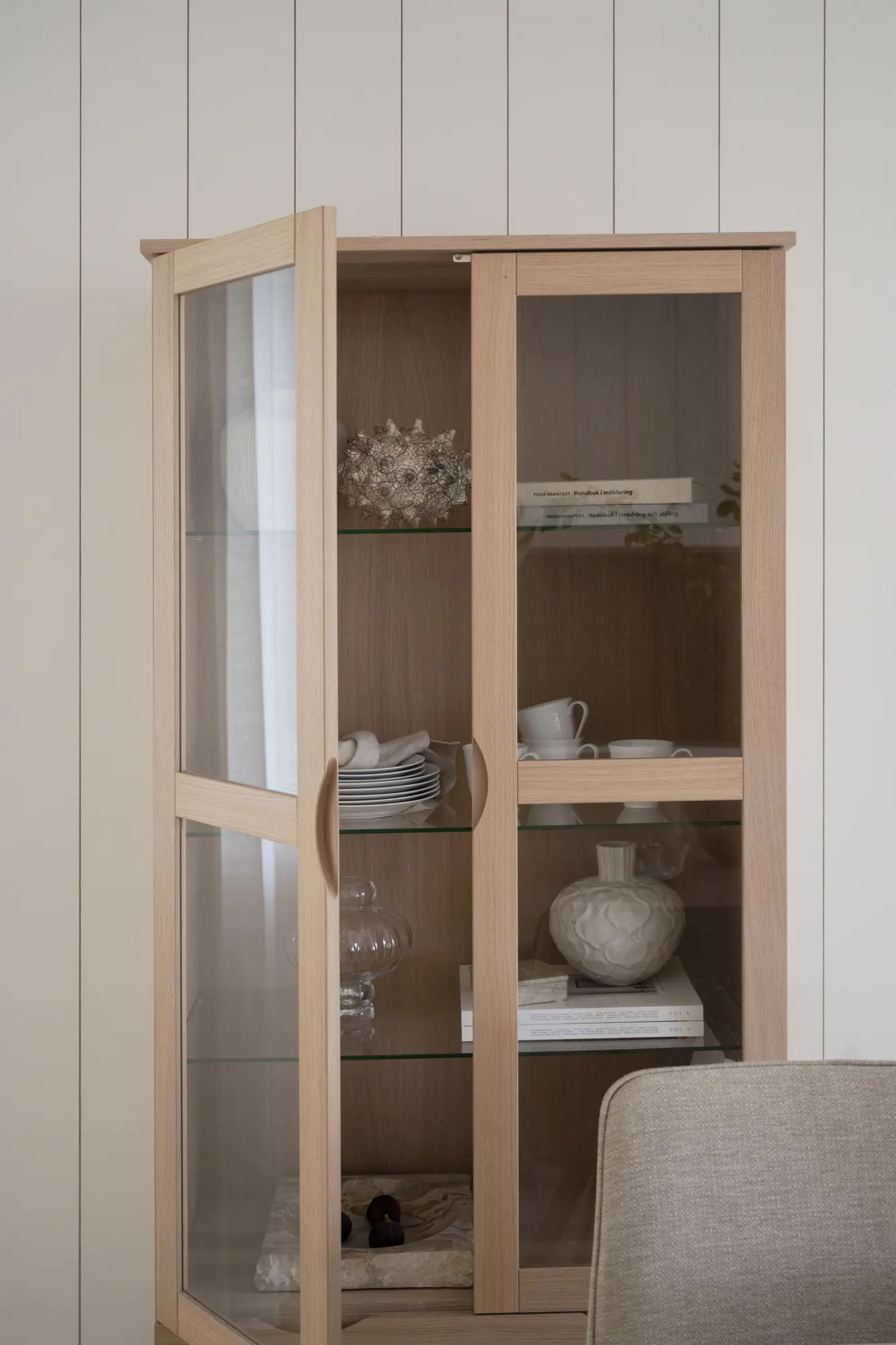 Vitrinenschrank VLIPPA H 185 cm mit 2 Türen Eiche white wash