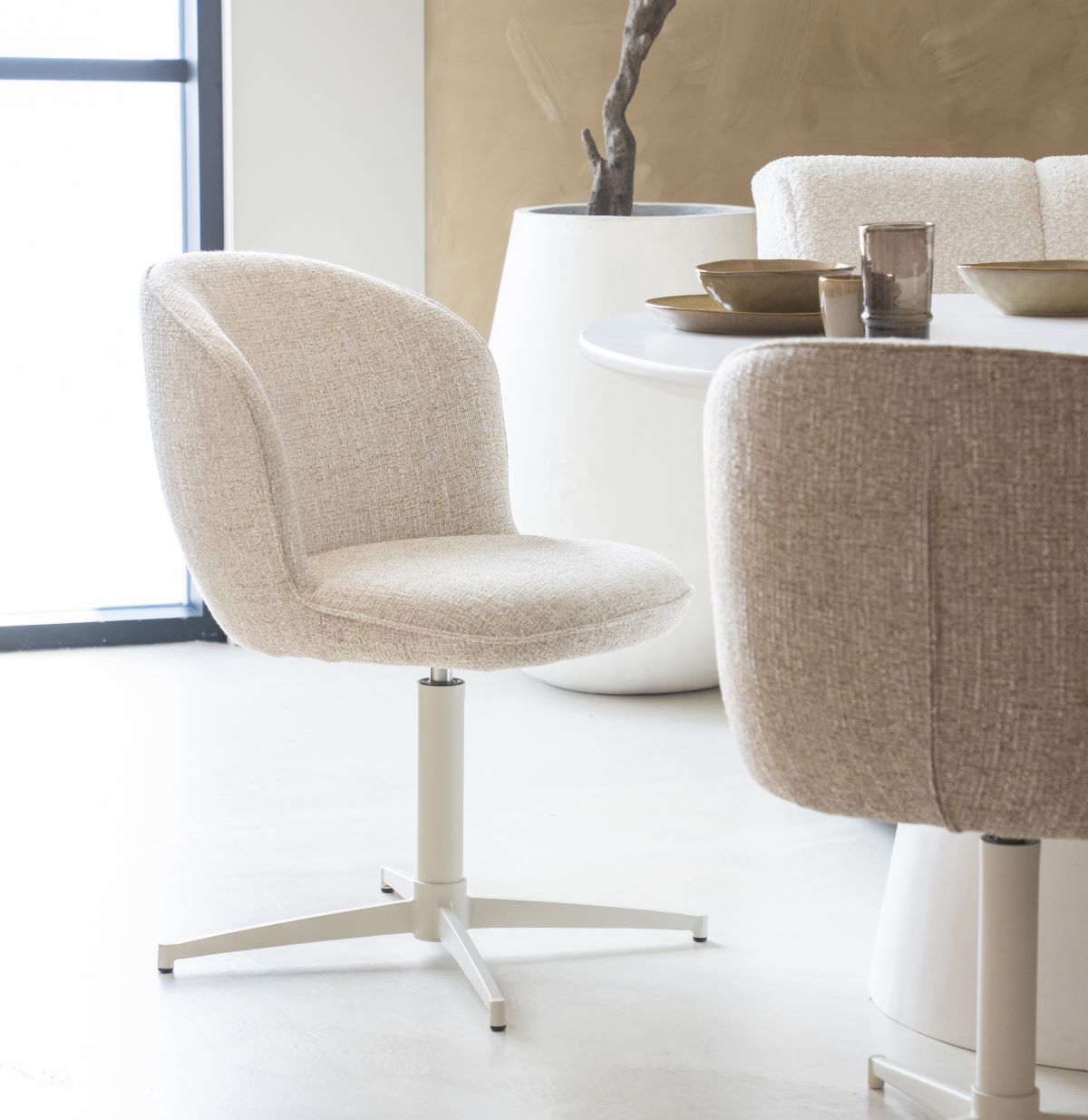 Esszimmerstuhl MOLLY – Drehbar, Beige, Skandi-Design mit weißen Beinen