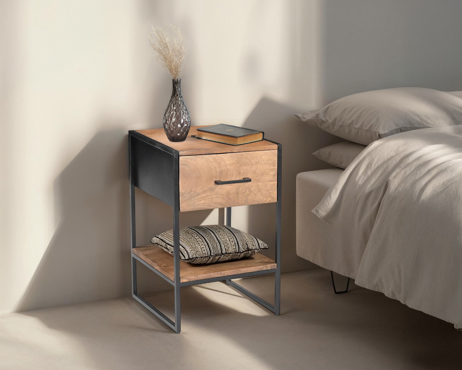 Nachtschränkchen Elin H 60 cm Mangoholz Metall Nachttisch
