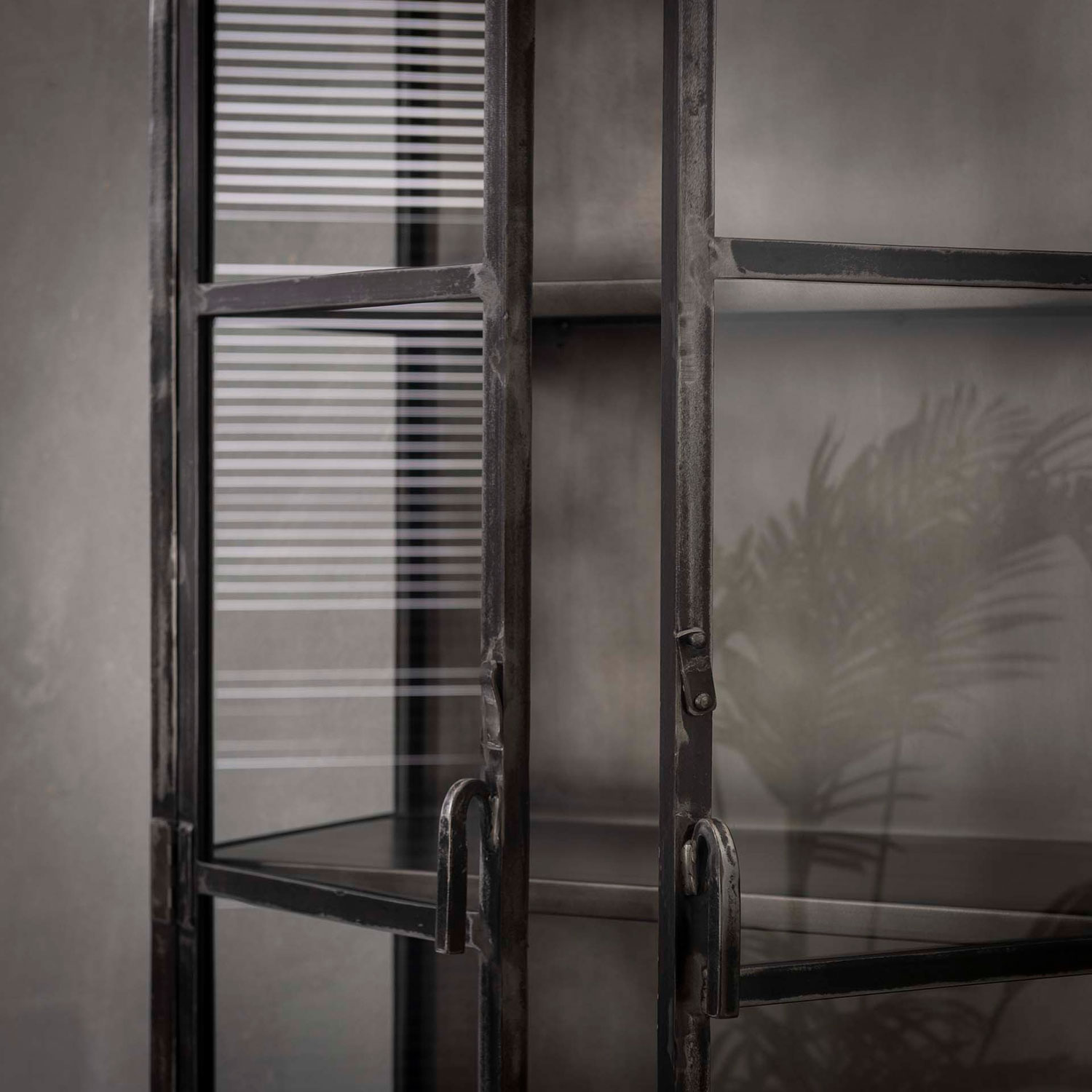 Industrie Glas Vitrine GUNS H 190 cm Metall schwarz