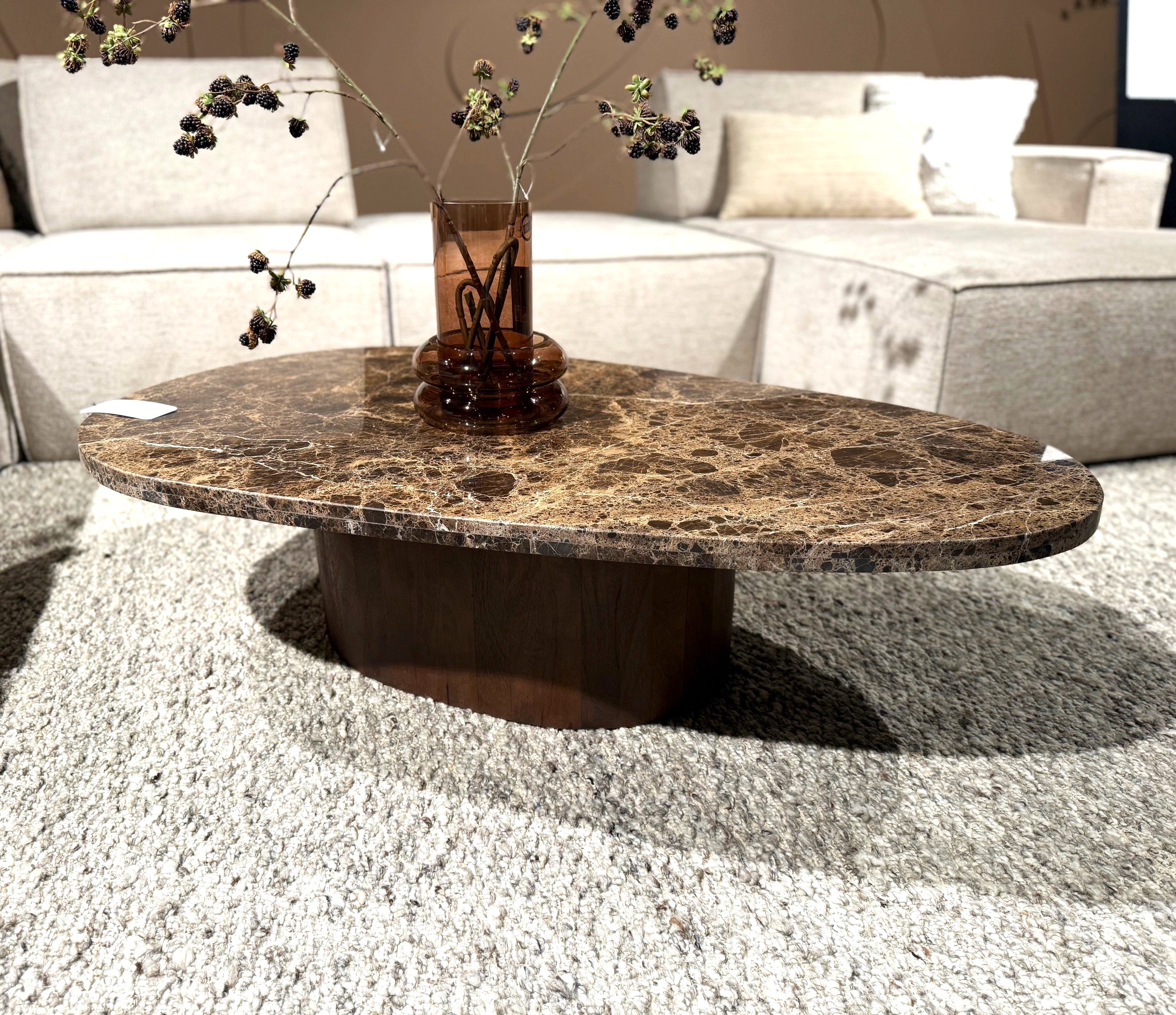 Couchtisch BRADLEY organisch oval 120 × 75 cm Marmor & Mangoholz