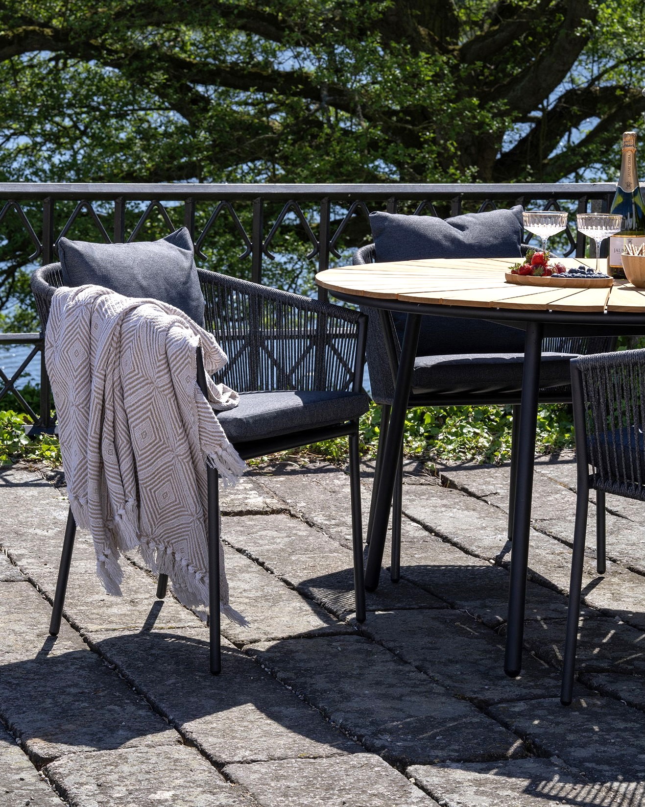 Gartenmöbel Set NEWLAND & SANREMO – Tisch mit Stühlen und Kissen