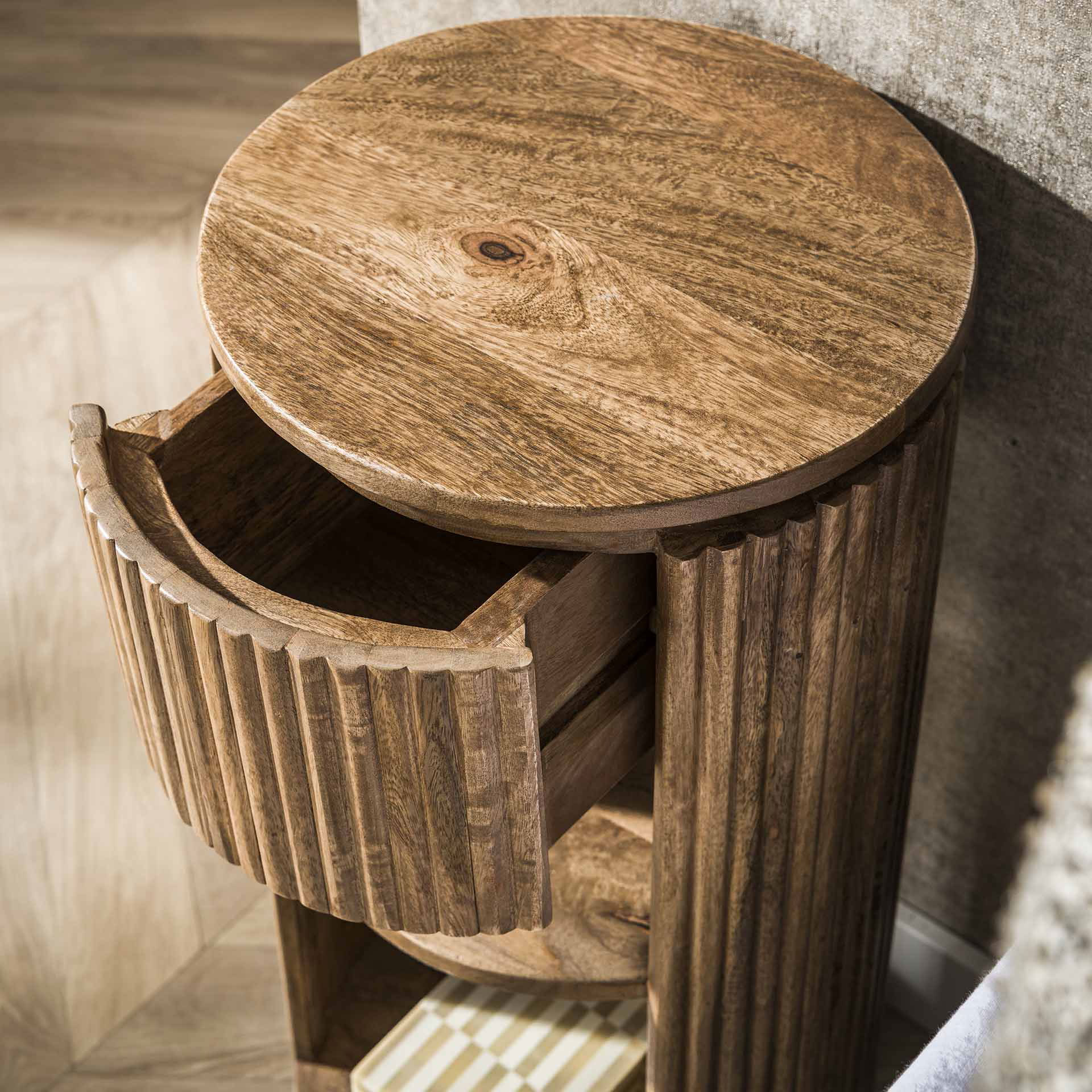 Nachttisch SWELL H 60 cm mit Schublade Mango Massivholz sand Nachtschränkchen