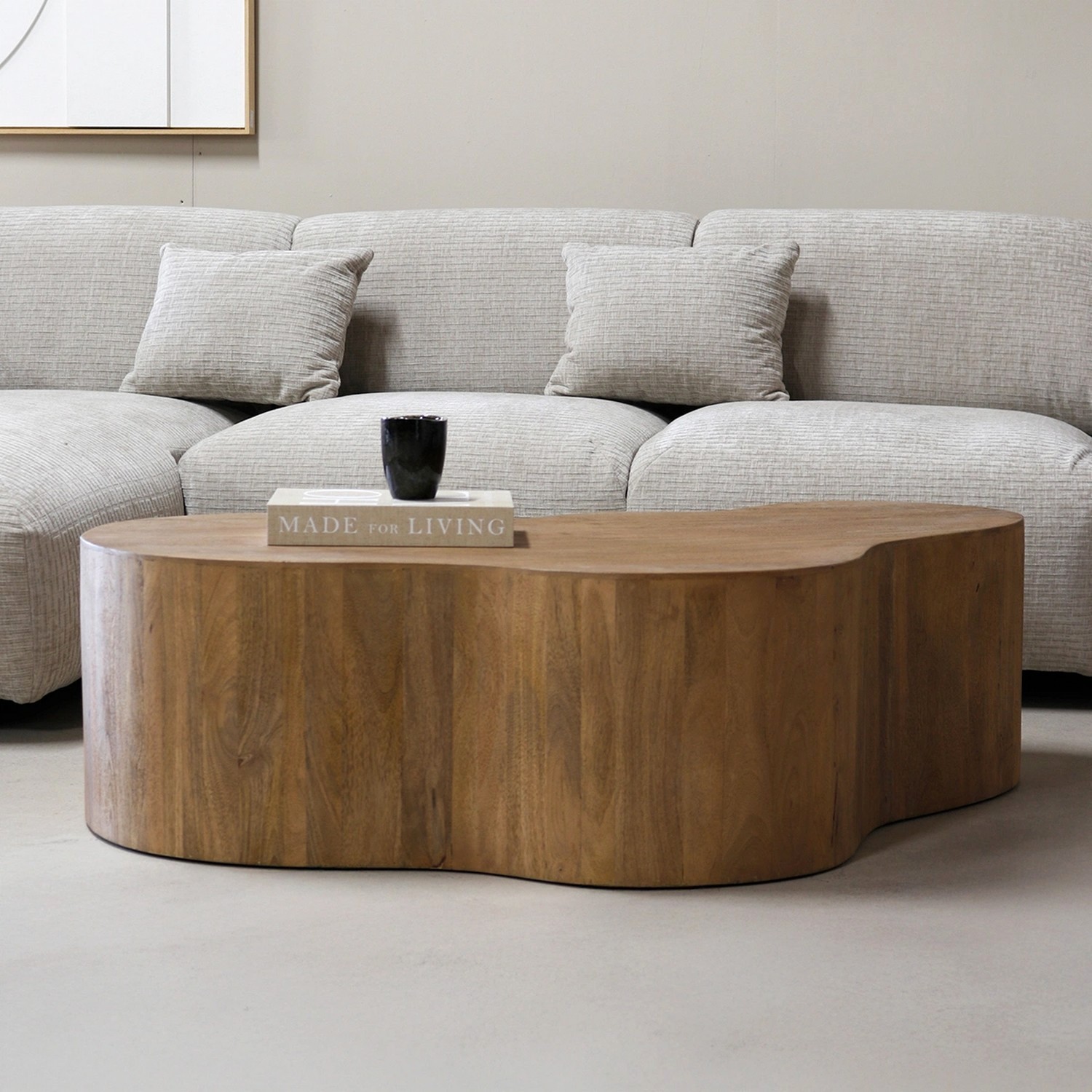 Couchtisch Leonor organisch 129 × 84 cm aus massivem Mangoholz