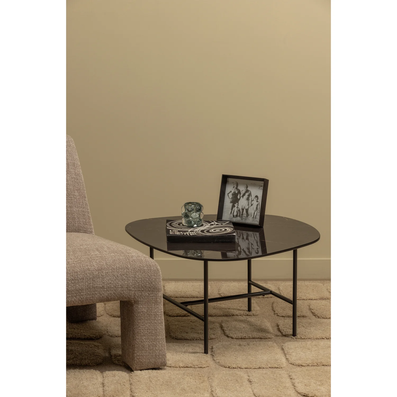 Couchtisch VAJEN 80 x 60 cm Porzellan Metall schwarz