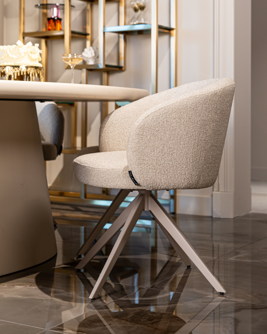 Esstisch CLAYTON 220 cm beige organisch oval mit Säulenfuß  
