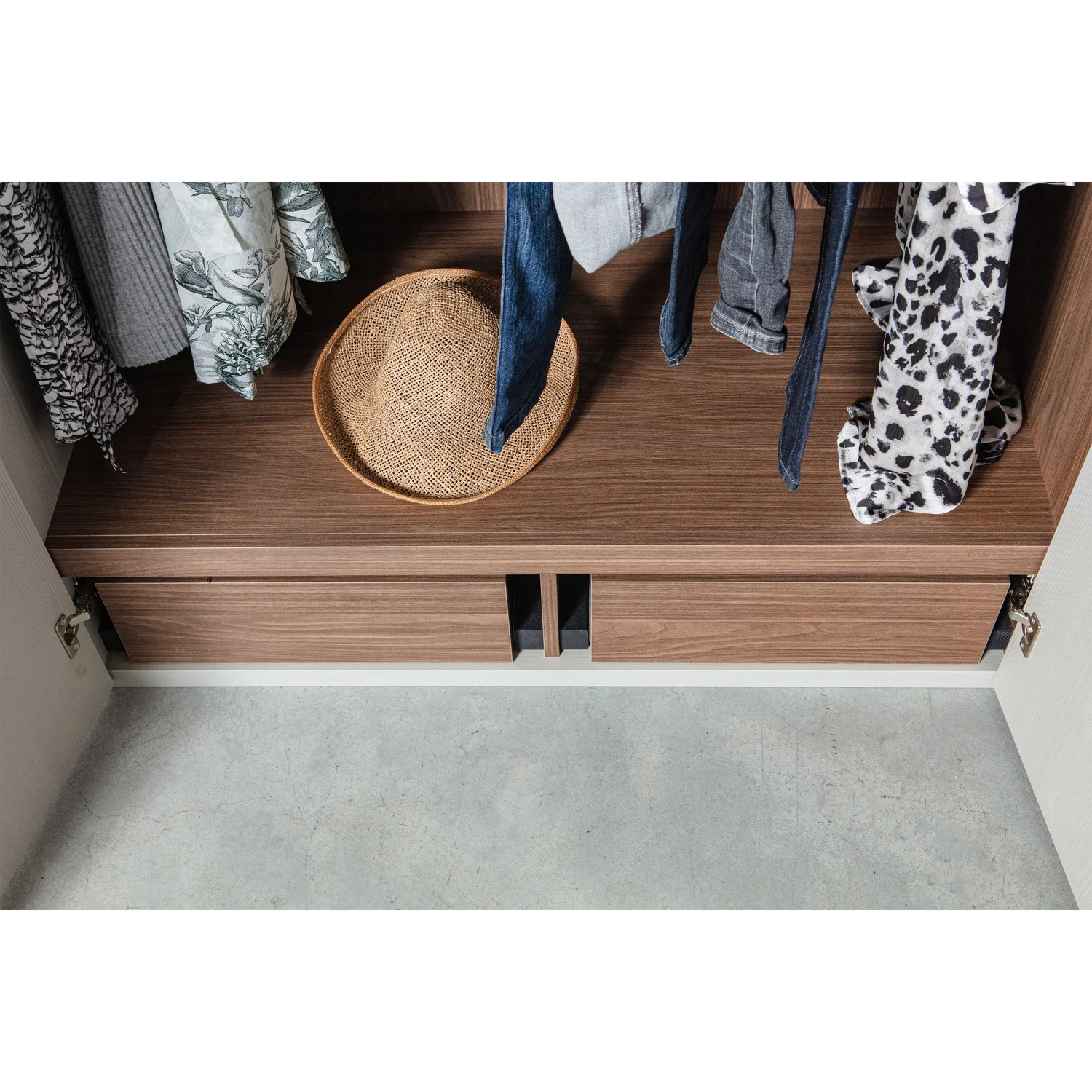 Kleiderschrank RENS B 165 cm 3-türig Nussbaumfurniers hellgrau