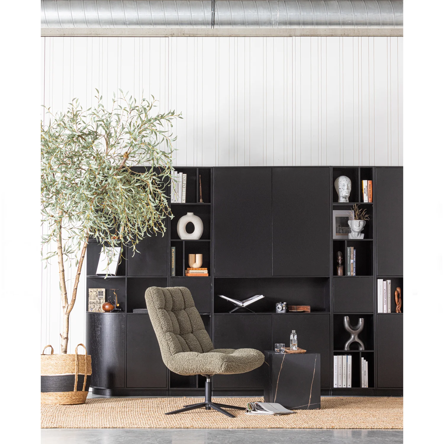Schrank FINCA H 210 cm rund rechts Kiefer Massivholz tiefschwarz Aufbewahrungsschrank
