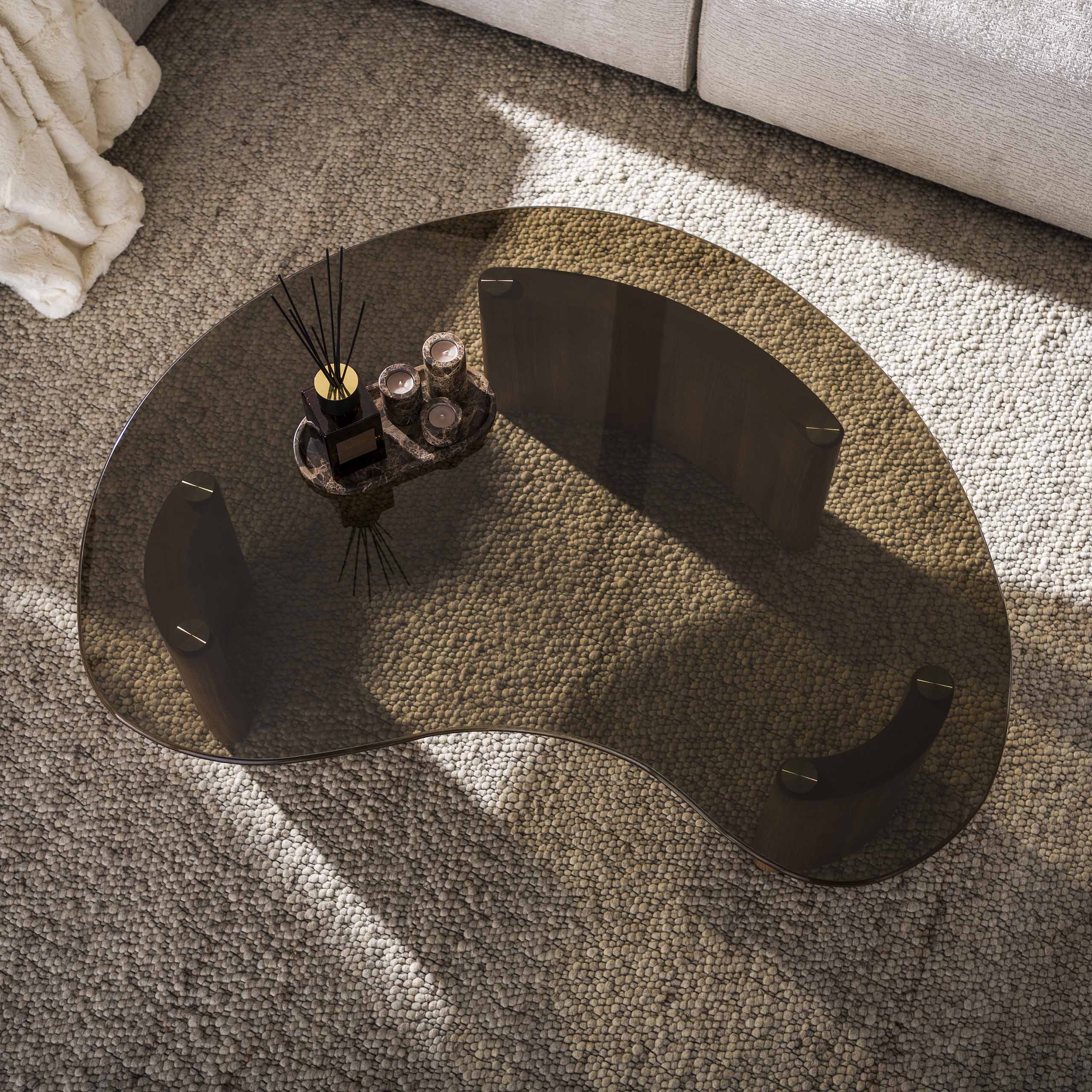 Couchtisch SAMOS organische Form 130 cm Eichenholz-Optik Glasplatte