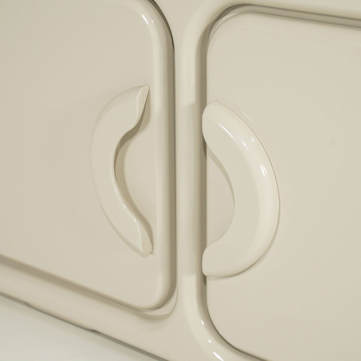TV Möbel Lowboard Gubby 176 cm mit 4 Türen MDF High Gloss beige