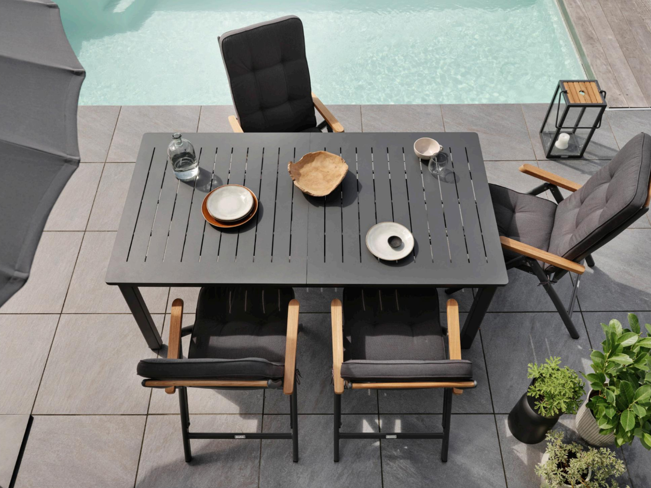 Gartentisch LOMMA schwarz ausziehbar 132 bis 192 x 80 cm Aluminium