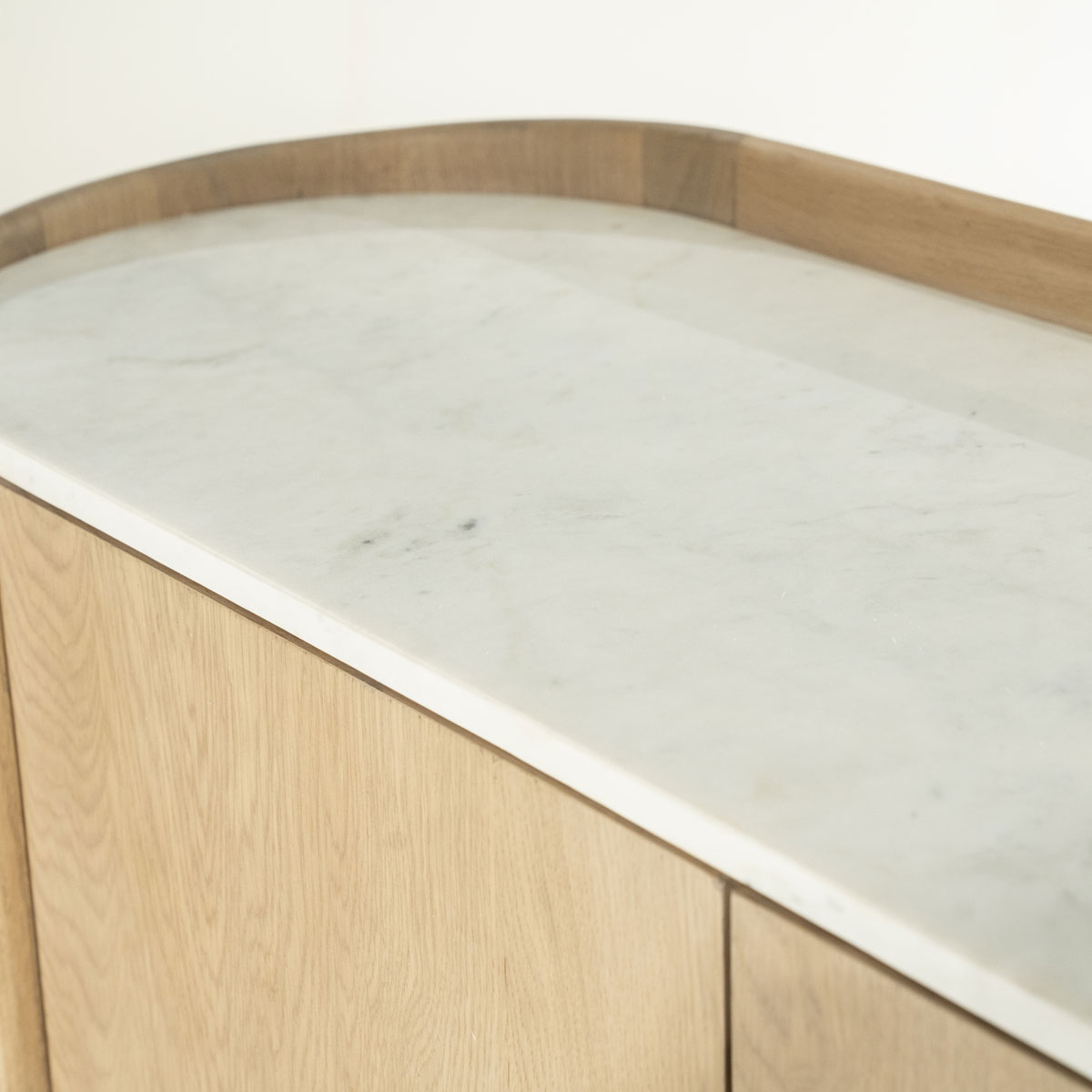 Highboard Don mit 2 Türen Eiche Holz Furnier hellbraun Marmor