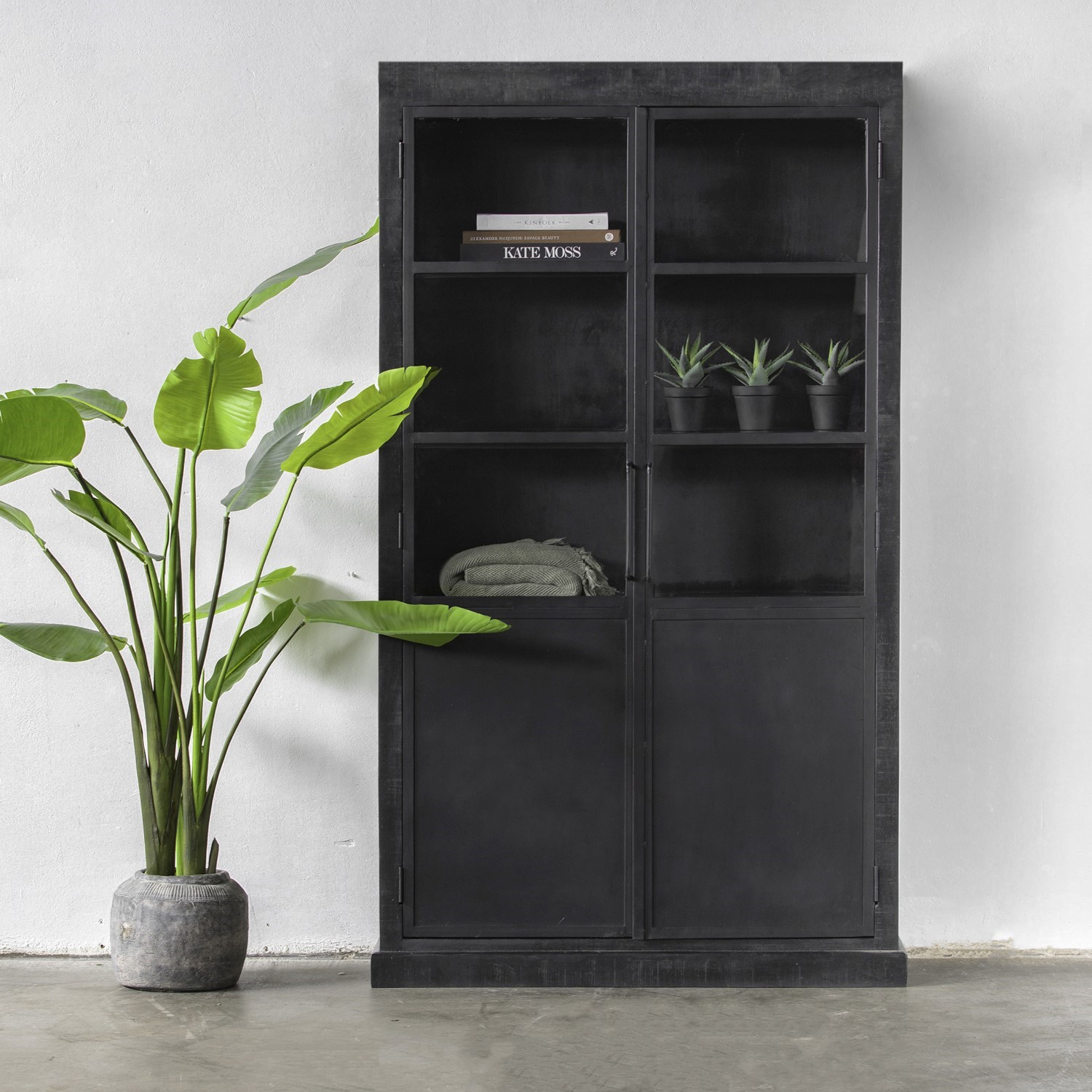 Vitrine Highland H 200 cm Mangoholz schwarz