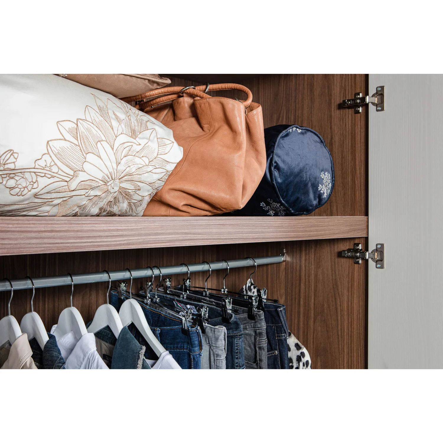 Kleiderschrank RENS B 165 cm 3-türig Nussbaumfurniers hellgrau