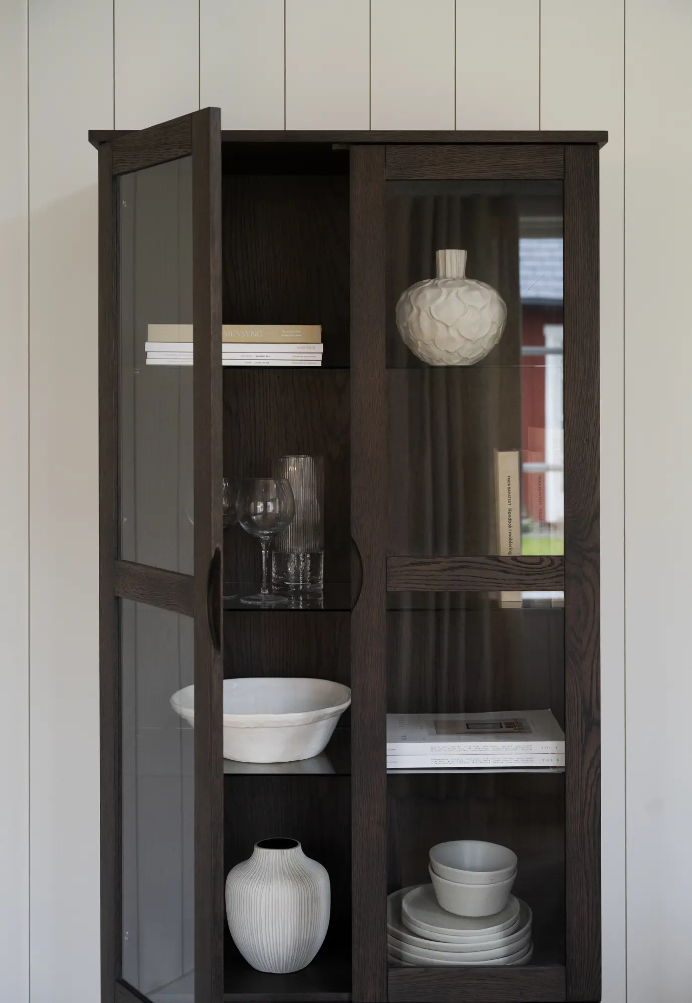 Vitrinenschrank VLIPPA H 185 cm mit 2 Türen Eiche dunkelbraun