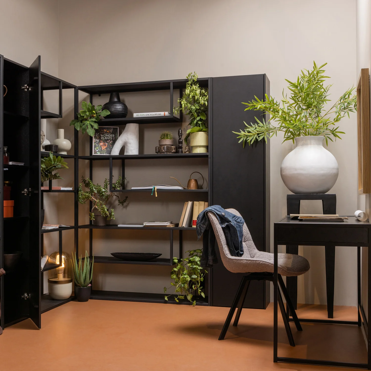 Aufbewahrungsschrank TEUN H 188 cm Kiefernholz tiefschwarz Holzschrank