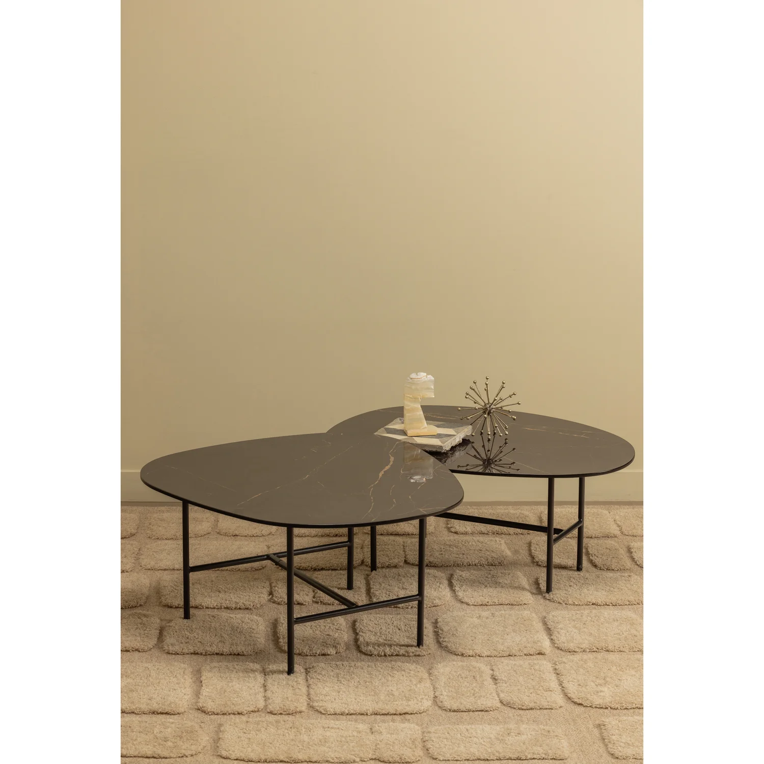 Couchtisch VAJEN 70 x 70 cm Porzellan Metall schwarz