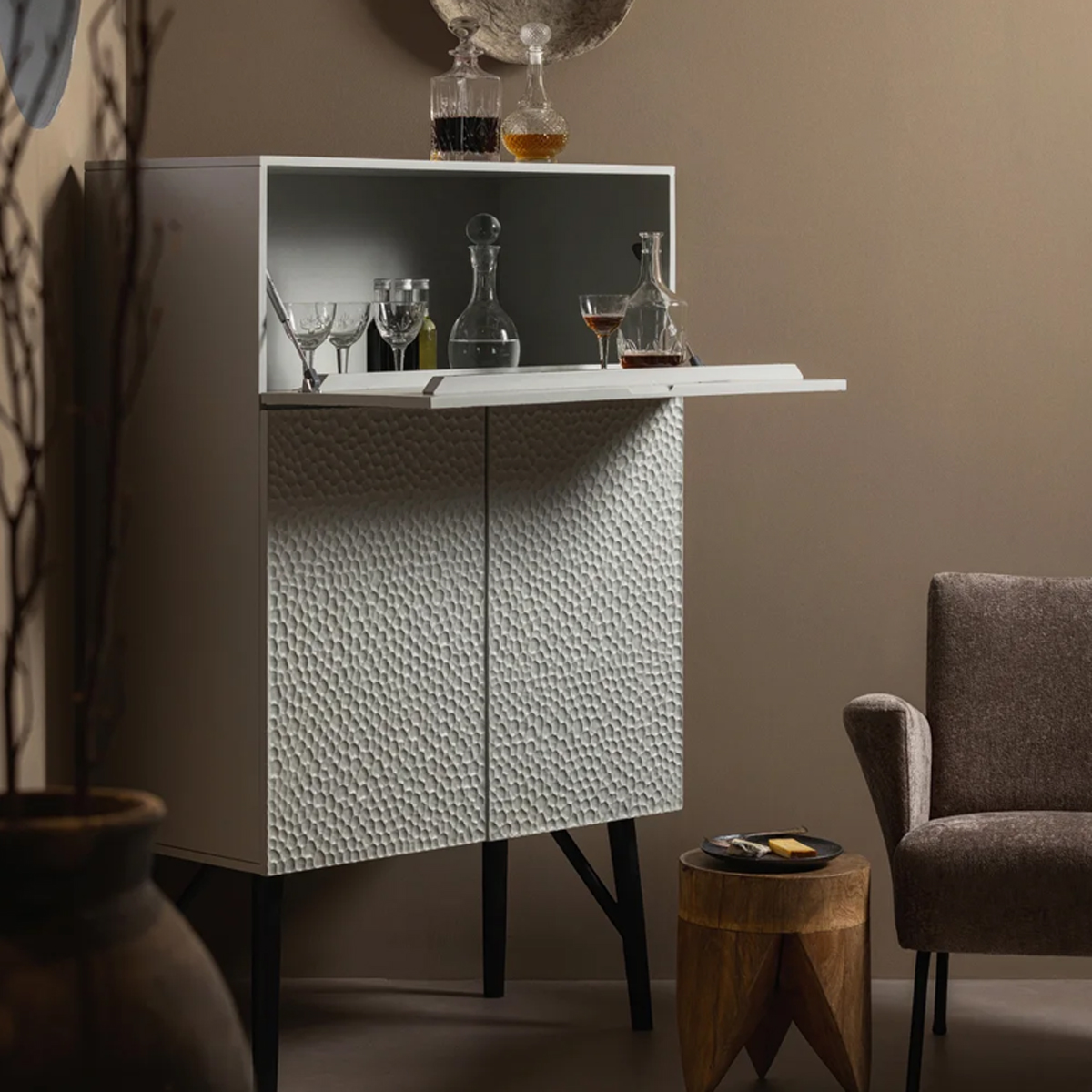 Barschrank CARVED ORGANIC H 146 cm Schrank Mango Massivholz hellgrau