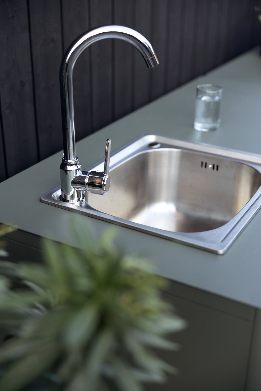 Outdoor Küche Kelia Modul mit Türen Spüle und Armatur 121 cm Aluminium nordic grün