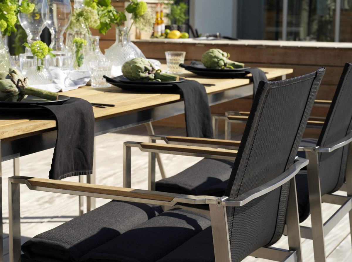 Gartenstuhl stapelbar Textilene schwarz Teakholz Armlehnen