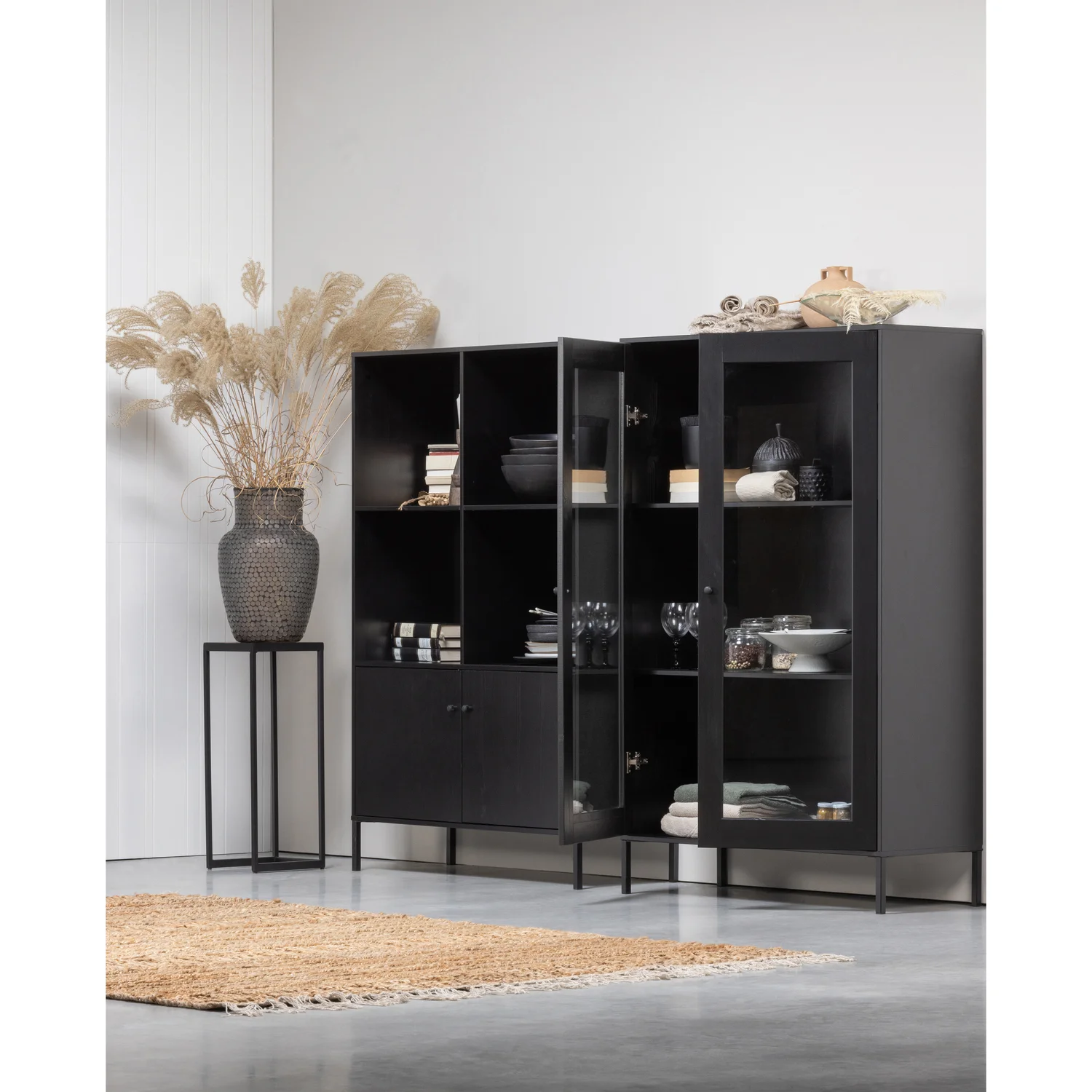 woood Vitrinenschrank XAM H 155 cm Schrank Holzschrank Kiefernholz schwarz