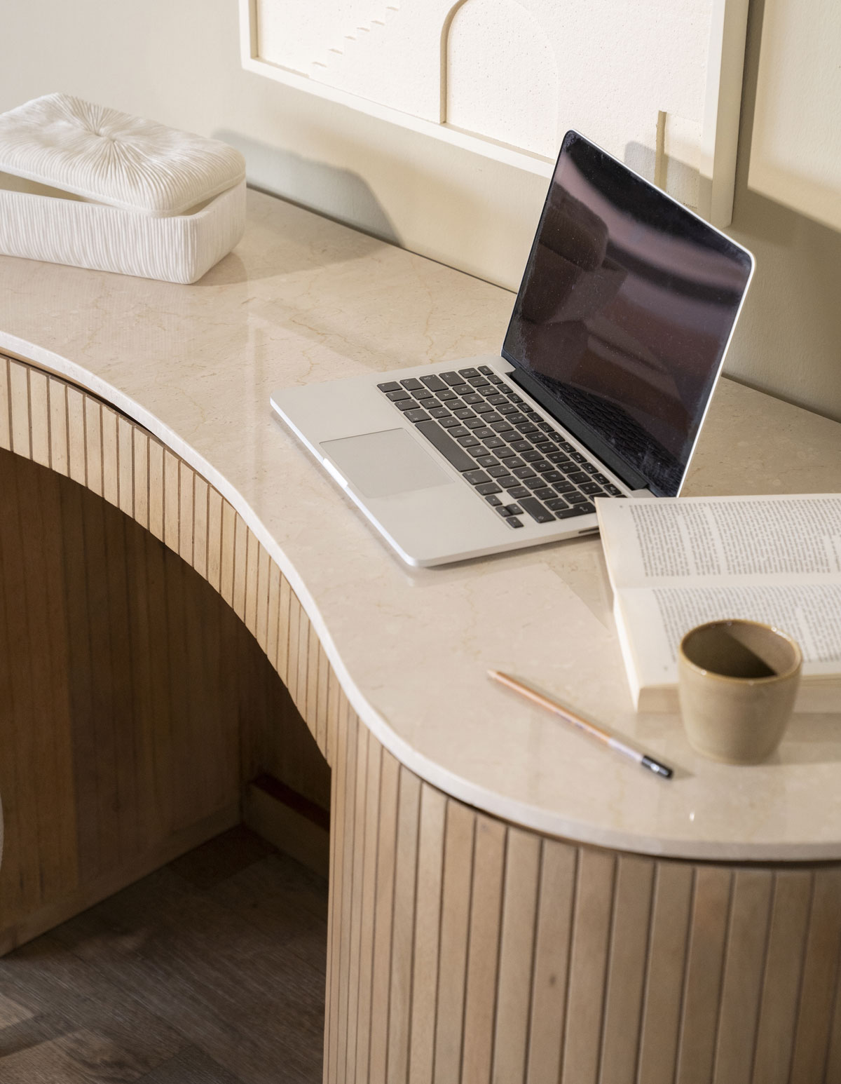 Schreibtisch Mari 129 x 60 cm Mangoholz hellbraun Marmor